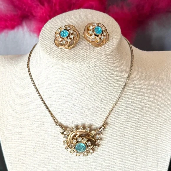 Vintage Flower Metal Pendant- Brooch with Matching Earrings - Picture 2 of 11